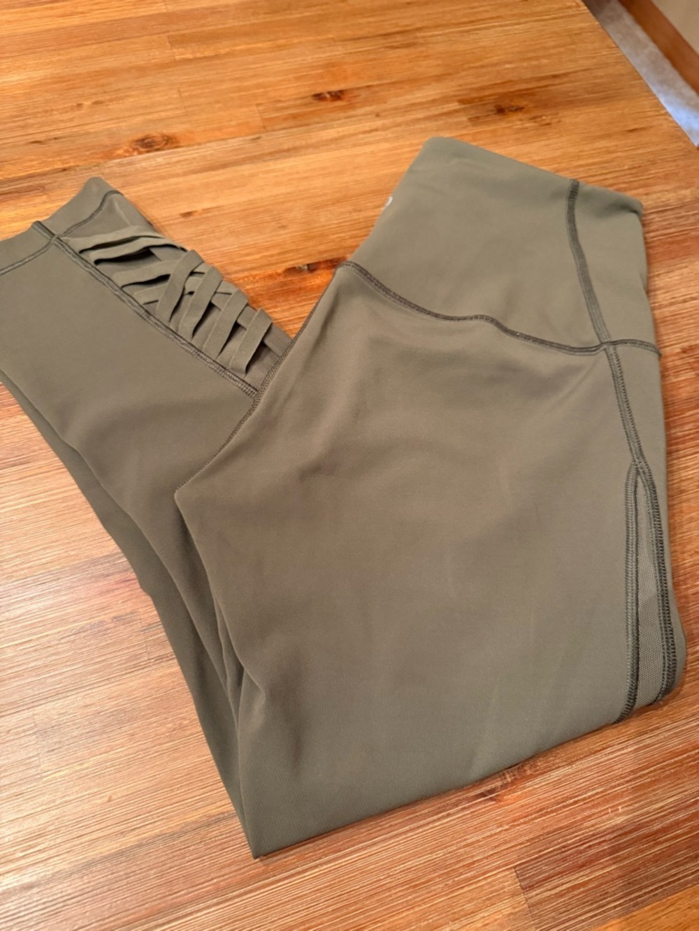 Crop Lululemon leggings ! With side detail.